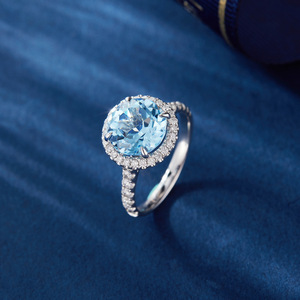 Elegante Anillo de Plata de Ley 925 con Halo Ovalado Azul de Circonita Cúbica y Banda de Circonitas Pavé, Anillos Finos - Product Image 1