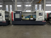 Petit tour CNC pour usage en atelier, idéal pour le tournage de brides, de raccords et de pièces standard avec une grande précision
