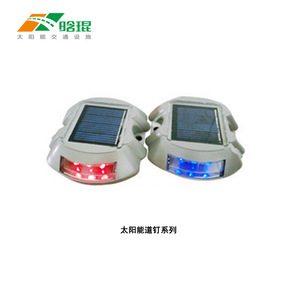 Borneaux solaires routiers en aluminium IP68 à LED clignotants pour avertissement de circulation - Product Image 2