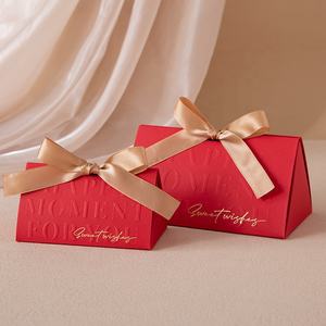 กล่องใส่ลูกกวาดทรงสามเหลี่ยมสำหรับวันแต่งงานกล่องของขวัญช็อกโกแลตพร้อมหูจับสุดหรูงานตามสั่ง - Product Image 4