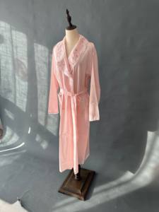 روب قطني وردي من الدانتيل - Product Image 4