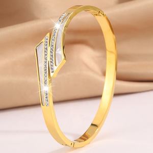 سوار نسائي فاخر جديد من الفولاذ التيتانيوم بتصميم أوروبي أمريكي مرصع بالألماس ومطلي بالذهب الرملي قابل للفتح - Product Image 6