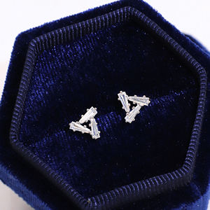 Boucles d'oreilles clous en moissanite de style classique, élégant et géométrique, en argent plaqué or, de Tianyu Gems. - Product Image 6