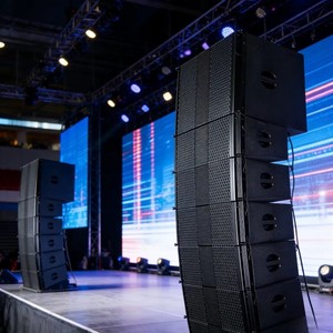 Sistema Audio Professionale PA per Interni con Diffusori Line-Array in Legno, Montaggio a Palco, Modello Gjz-32 - Product Image 1