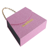 Boîte cadeau rectangulaire rose pailletée avec couvercle rabattable, sangle en chaîne dorée, logo personnalisé, emballage cosmétique haut de gamme