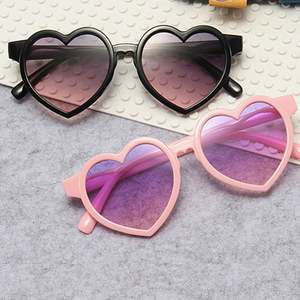 Gafas de Sol Infantiles de Moda 2022, Lindas, Color Rosa y Morado, para Niños y Niñas, con Forma de Corazón, Color Caramelo - Product Image 1