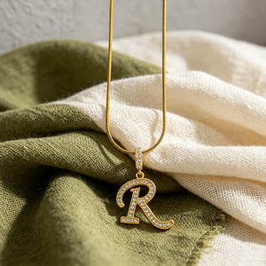 จี้ตัวอักษรประดับคริสตัลแบบ Gold Pavé A-Z สร้อยคอชื่อเพื่อนเจ้าสาวแบบสั่งทำได้ ของขวัญขายส่งสำหรับผู้หญิง - Product Image 2