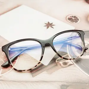 إطارات نظارات ذات صيحة تجارية لعام 2024 وهي إطارات نظارات عصرية مضادة للون الأزرق وتُستخدم كعائطي للنظارات الشهيرة