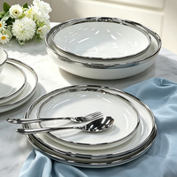 Luxe zilveren rand witte keramische rijstkom glanzende porseleinen klassieke design eco-vriendelijke salade fruit soep serveerschaal bruiloft