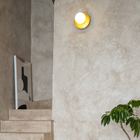 Applique murale ronde moderne en gros, style américain classique, globe en verre laiteux, applique murale LED avec disque en laiton pour escalier, salon
