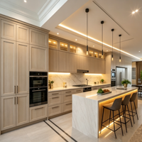 Armoire de cuisine Shaker en bois clair CBMmart avec bande LED, îlot cascade en marbre, cuisine personnalisée pour l'intérieur de villa
