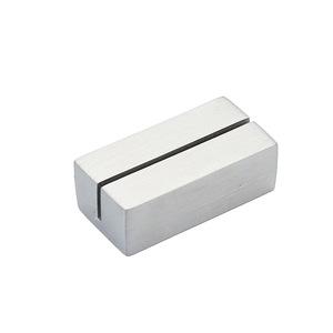Soporte de escritorio con base geométrica de acero inoxidable 304 para tarjetas de identificación, fotos y notas. - Product Image 4