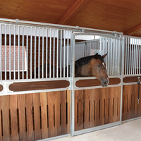 Establo para Caballos de Diseño Personalizado con Comederos Extraíbles y Puertas Extra Anchas, Establos de Lujo con Paneles de Bambú y Metal