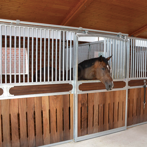Box de <span class=keywords><strong>cheval</strong></span> sur mesure avec mangeoires amovibles et portes extra larges, panneaux en bambou de luxe, structure métallique. - Product Image 4
