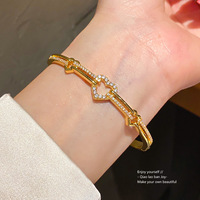 Bracelet pour femme en laiton plaqué or 18 carats avec zircon incrusté, fermoir cœur ajouré, bijoux de mode délicats de luxe léger et haut de gamme, cadeaux