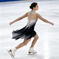 Robe de patinage artistique à col haut et manches longues, dégradé noir et blanc avec strass, en tissu mesh pour compétition et spectacle sur glace (adultes et enfants)