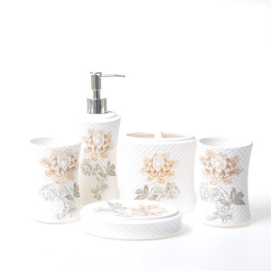 Set di 5 Accessori per il Bagno in Ceramica Bianca Opaca con Motivo Floreale in Rilievo JIA SHUN - Product Image 1