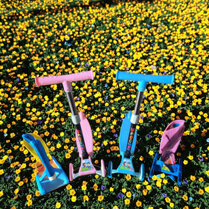 <span class=keywords><strong>Monopattino</strong></span> a 3 Ruote Multifunzionale Pieghevole in Plastica per Bambini, Giocattolo per Avventure all'Aperto, Regalo Perfetto per Bambini - Product Image 4