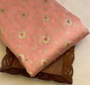 Tissu en soie Chanderi luxueux, léger et doux, idéal pour les saris de créateurs, les tenues de soirée et les vêtements traditionnels indiens - Product Image 5