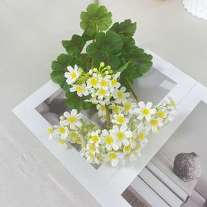 Bouquet di Margherite Artificiali Longstar Vibranti, Fiori Finti Multicolore con Foglie Verdi Realistiche, Artigianato Moderno Fatto a Mano - Product Image 4