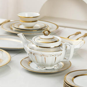 أطقم أواني طعام فاخرة من السيراميك بنقش ذهبي وبتصميم مخصص، أطقم عشاء من البورسلين الأوروبي الأنيق، أدوات مائدة وأطباق بحافة ذهبية لحفلات الزفاف - Product Image 3