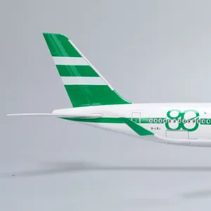 Modelo de Avión de Resina a Escala 1/142 de 47 cm de Cathay Pacific Airways <span class=keywords><strong>Airbus</strong></span> <span class=keywords><strong>A350</strong></span>-<span class=keywords><strong>900</strong></span> con la Decoración del 80 Aniversario y Ruedas - Product Image 5