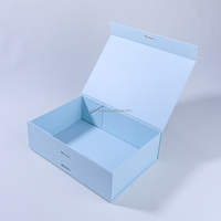 Boîte cadeau personnalisée bleu pastel avec fermeture magnétique, ruban en soie et finition mat laminée, idéale pour bijoux et emballages de faveurs de mariage