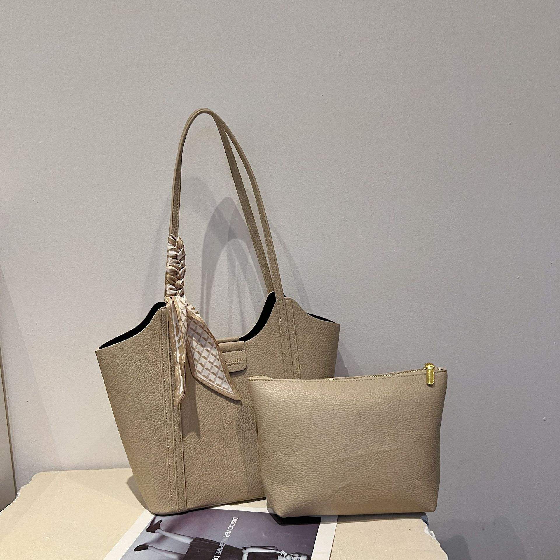 สีดำสีกากี