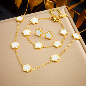 Ensemble de bijoux en acier inoxydable plaqué or J Retro à cinq pétales, 3 pièces, boucles d'oreilles en forme de fleur en acier inoxydable - Product Image 2