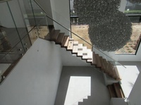 Escalier droit VIKO de haute qualité, design moderne, acier et bois, pour intérieur