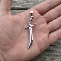 Pendentif en acier inoxydable en forme de poignard incurvé, mini-collier sabre scimitar, breloque pour hommes et femmes, amulette gothique, cadeau tendance