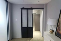 Porte coulissante en verre à double grille de style français moderne avec cadre en acier fini pour une utilisation en appartement