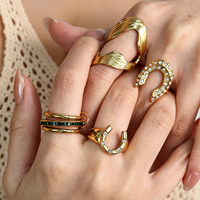 Vente en gros d'anneaux empilables en acier inoxydable plaqué or 18 carats en forme de U avec zircon et cristal vert pour femmes
