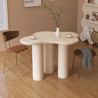 Table à manger moderne en bois de style nordique pour la maison, l'hôtel ou la villa.