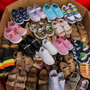 Lot de chaussures pour enfants avec autocollants magiques, styles variés : sandales en toile, baskets, chaussures plates Mary Jane, pour garçons et filles - Product Image 2