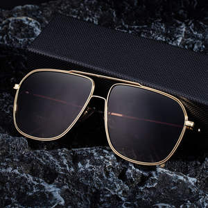 แว่นกันแดดกรอบสี่เหลี่ยมสีทองสำหรับผู้ชายสไตล์นักบินโลหะป้องกันรังสียูวี 400 คลาส 2 แว่นกันแดดกรอบพลาสติกและโลหะ - Product Image 3