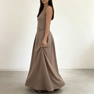 Abito lungo da donna personalizzato color caffè con scollo all'americana, senza maniche, con vita plissettata, elegante per l'estate e il resort - Product Image 4