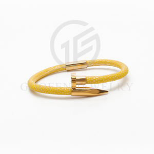 مجوهرات فاخرة جلد ستينغراي مع سوار مسمار من الفولاذ المقاوم للصدأ مطلي بالذهب للرجال - Product Image 2