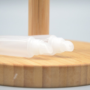Emballage de gloss à lèvres en tube souple transparent 15ml, tube cosmétique en plastique avec bouchon à vis pour baume à lèvres et rouge à lèvres, fabrication sur mesure - Product Image 4