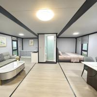 Maison conteneur préfabriquée de luxe extensible sur mesure, design moderne du milieu du siècle, écologique, avec salon et bureau intégrés