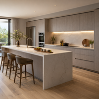 Meubles de cuisine modernes sur mesure avec îlot central, rangements hauts et agencement de placards en placage de bois sans poignées pour projets