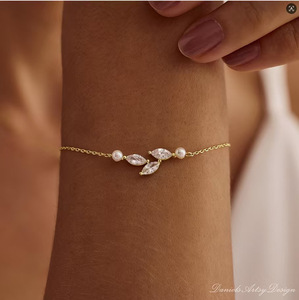 สร้อยข้อมือเพทายรูปใบไม้หรูหราของขวัญทอง18K สำหรับผู้หญิง - Product Image 1