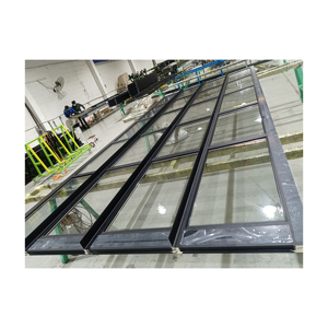 Porte de <span class=keywords><strong>garage</strong></span> sectionnelle moderne à battants verticaux, à plis, à lamelles décoratives, en aluminium, étanche, avec verre, à montage encastré, pour usage commercial - Product Image 4