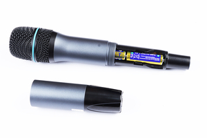 Micrófono inalámbrico UHF profesional más vendido en el mercado de la moda con una distancia de transmisión de 100 metros - Product Image 4
