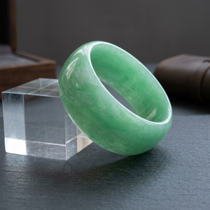 Bracelet manchette en résine fait main pour femme, au charme vintage, avec des tourbillons élégants, un bijou unique et intemporel, une déclaration de mode artisanale. - Product Image 1