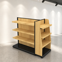 Étagère de présentation gondole double face en bois clair à 4 niveaux avec étagères arrière et latérales, base noire, usage commercial