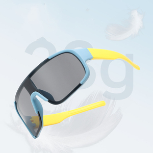 2026年新作 キッズファッションサングラス 100%UVカット 防風スポーツ偏光子供用サングラス 男の子女の子用アイウェア - Product Image 3