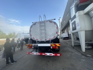 Camion-<span class=keywords><strong>citerne</strong></span> spécial Runli/6x4 	 Camion de transport de liquides/<span class=keywords><strong>citerne</strong></span> de matières dangereuses - Product Image 6