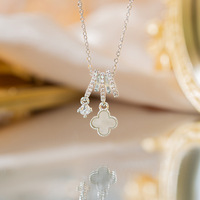 Collier transfrontalier en cuivre serti de zircon, motif trèfle et coquillage, chaîne de pull pour femme, luxe léger haut de gamme, minimaliste et polyvalente, motif floral