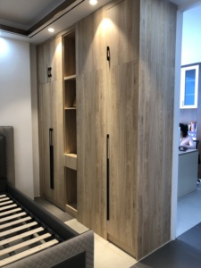 モダンな寝室用ワードローブ、カスタムクローゼットキャビネット、MDF木製仕上げ、引き出し、オープン棚、モジュール式衣類収納、分解装置付き - Product Image 1